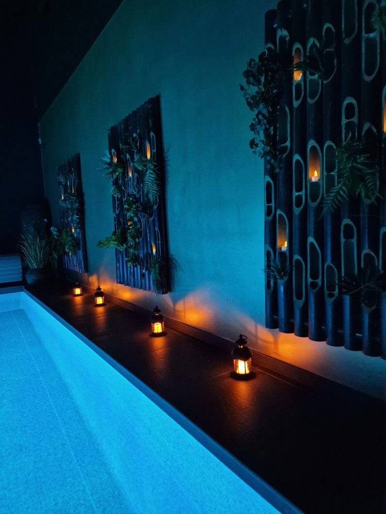 piscine éclairée aux bougies